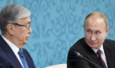 Putin yenə Tokayevin atasının adını səhv dedi