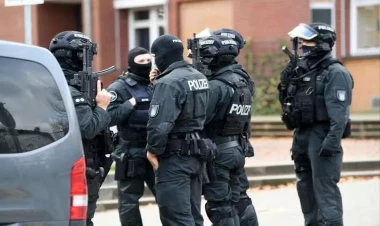 Almaniyanı şoka salan hadisə: Müəllim silahla... - FOTO