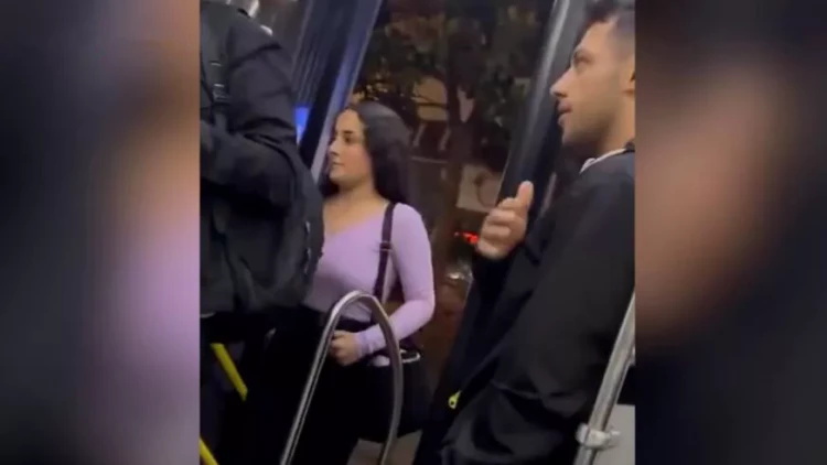 Avtobusda qəribə olay - cavan oğlandan sərnişinlərə jest - VİDEO