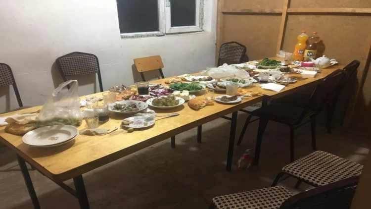 Bakıda müştərilər kafe sahibi və ofisiantı döydülər