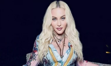 65 yaşlı Madonna hoteldə yarıçılpaq FOTOSESSİYAsı ilə əndazəni aşdı