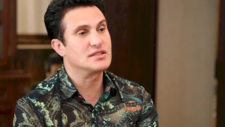 Nadir: “Özü aşiq-məşuqda sayı itirib, amma camaata dərs keçir!”