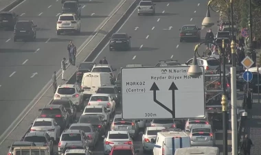 “Koroğlu” metrosu qarşısında qəza: Sıxlıq var