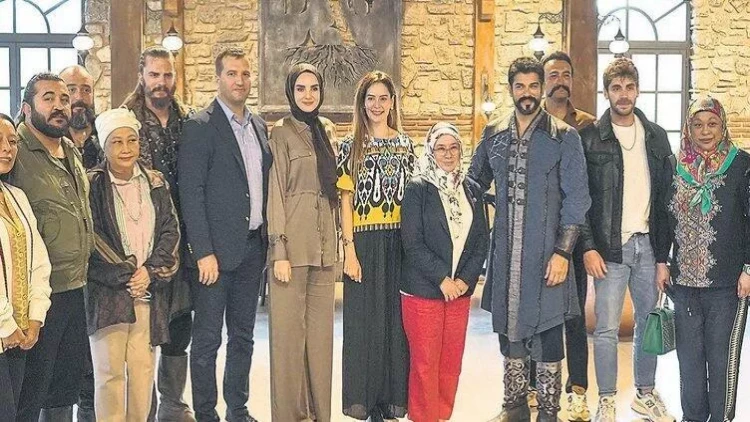 Malayziya kraliçası Burak Özçivitlə şam yeməyində - FOTOlar