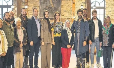 Malayziya kraliçası Burak Özçivitlə şam yeməyində - FOTOlar