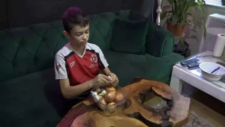 Bu uşaq hər gün 1 kilo soğan, 2 baş sarımsaq yeyir