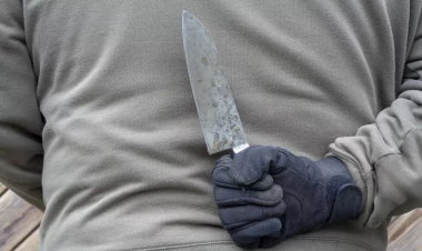 Bakıda hotelin qarşısında kişini bıçaqladılar