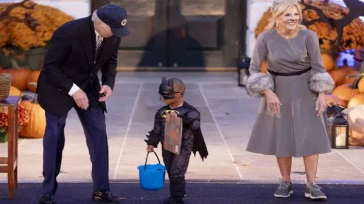 Bayden “Helluin” şənliyində uşaqdan “qorxaraq” əlindəki konfeti yerə saldı