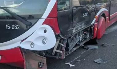 Minik avtomobili iki “Bakubus”a çırpıldı - FOTO