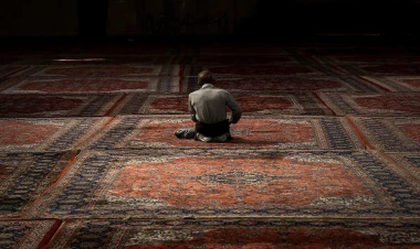 İnsan xoşbəxt həyata nail olması üçün...