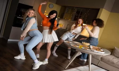 Oğlu üçün evində qızlarla içki partisi təşkil edən ana tutuldu - FOTO