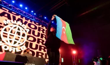 Məşhur reper səhnəyə Azərbaycan bayrağı ilə çıxdı - FOTOLAR