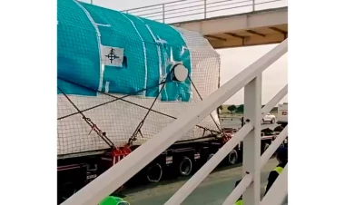 Bakıda nəhəng yük körpünün altından keçmədi - Belə çıxış yolu tapdılar - VİDEO