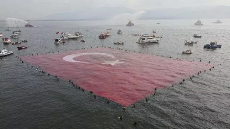 İstanbul Boğazında üzən 1923 metrlik bayraq - FOTO