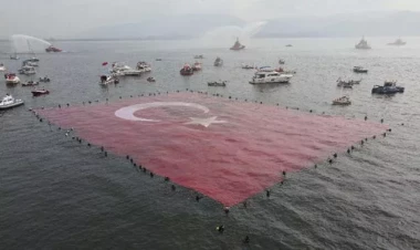 İstanbul Boğazında üzən 1923 metrlik bayraq - FOTO