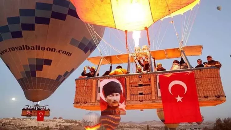 Kapadokya səması türk bayraqları ilə örtüldü - FOTO