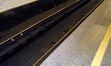 Metroda bayrağı qoparan 24 yaşlı gəncin GÖRÜNTÜLƏRİ YAYILDI