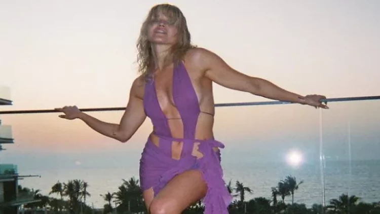 Keçmiş rəqqasənin bikinili ayna fotosu gündəm oldu - FOTO