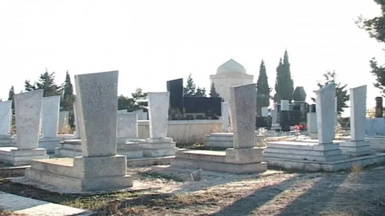 Babasının qəbrində görün nə gizlədib - FOTO