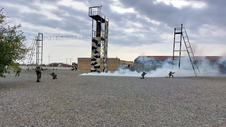 Tacikistanlı nazir Azərbaycanda hərbi hissəni ziyarət etdi - FOTO