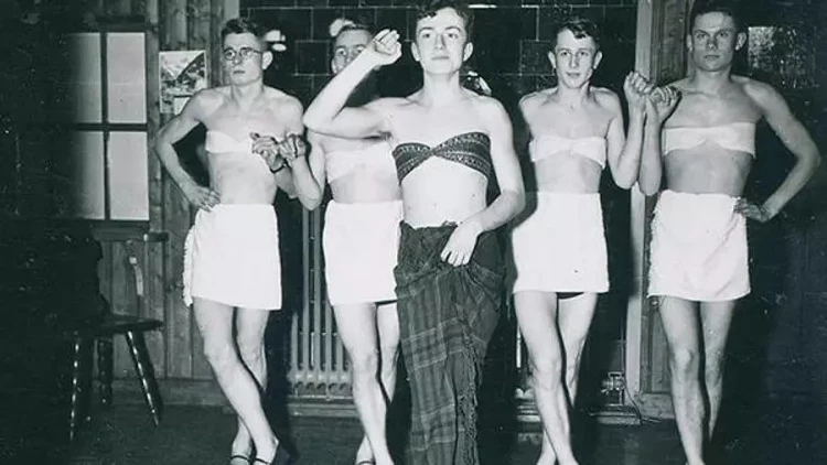 Qadın paltarlı nasistlər - FOTOlar