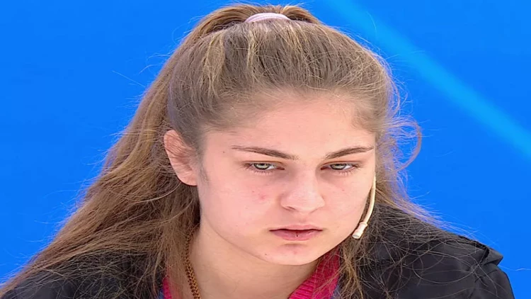 Aparıcı verilişin mühafizəçisinə mesaj yazan qızı efirdə biabır etdi - Ehtirasdan...