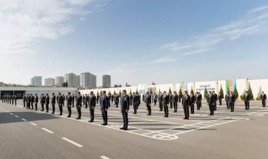 Vilayət Eyvazov sıra baxışı keçirdi