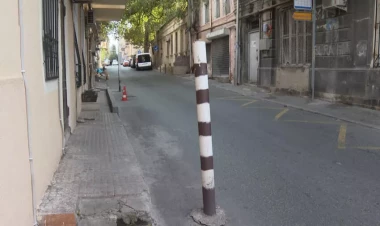 Gündüzlər piyadalara, Gecələr isə maşınlara xidmət edən maneələr - VİDEO