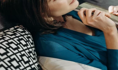 Sevgilisi olan yaşlı qadının evini satdırıb, pulunu oğurladı, “Topaz”da uduzdu