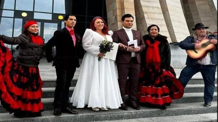 Ana oğulluğuna ərə getdi – FOTO