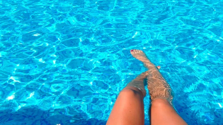 Hovuzda çimdi, gözləri kor oldu - FOTO