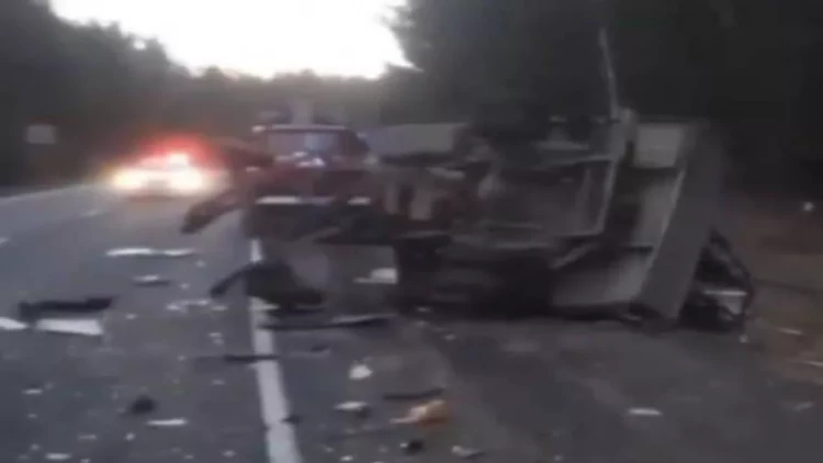 Yük maşını minik avtomobilinə çırpıldı, üç nəfər öldü