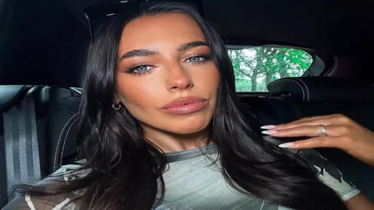 Açıq-saçıq ayna pozu gündəm oldu - FOTO