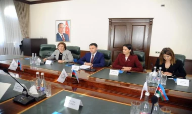 Dunya Miyatovic azərbaycanlı qaçqınlarla görüşdü - FOTO