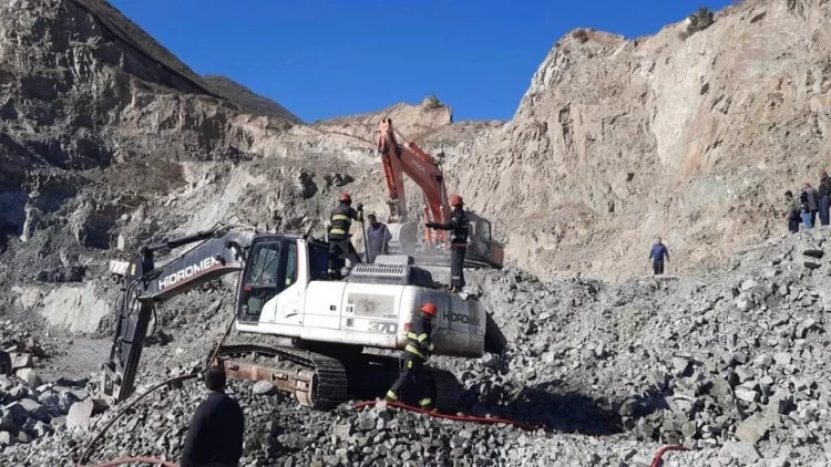 Daş karxanasında ekskovator yandı