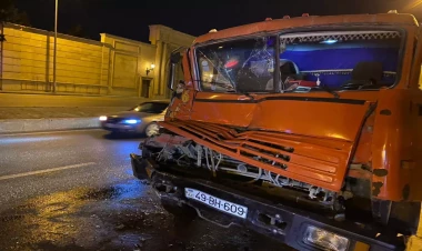 Bakıda QƏZA: “AzSamand” “KamAZ”a çırpıldı, yola yanacaq dağıldı - FOTO