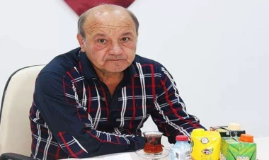 Əli Mirəliyev müğənninin məzarı önündə üzr istədi - VİDEO