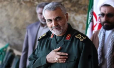 İsrail Qasım Süleymaninin heykəlini vurdu