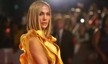 54 yaşlı Cennifer Lopez alt paltarı reklamında - FOTOlar