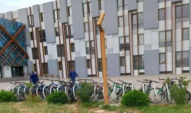 Bakıda məktəbin qarşısında park edilən velosipedlər gündəm oldu - FOTO