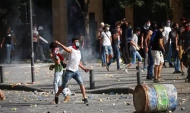 Livanda minlərlə insan ABŞ səfirliyinə axışır - VİDEO