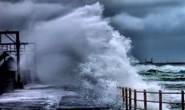 Neft Daşlarında dalğanın hündürlüyü 4.2 metrə çatdı