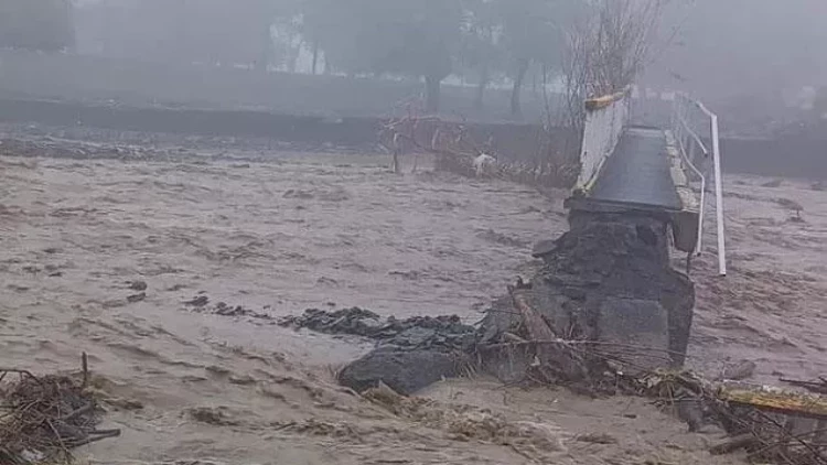 Ötən həftə açılan piyada körpüsünü sel suları dağıtdı - FOTO