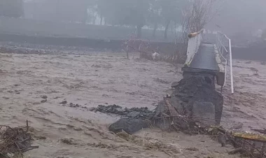 Ötən həftə açılan piyada körpüsünü sel suları dağıtdı - FOTO
