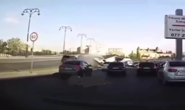 Babək prospektində maşın KÖRPÜDƏN AŞDI - VİDEO