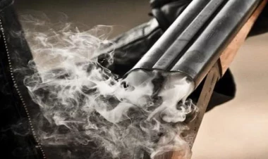 Oğul atasını ayağından güllələdi