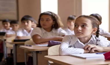 Məktəblərdə şagirdlərə əlavə dərs vəsaitləri aldırılır - VİDEO - FOTO