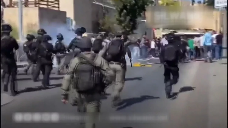 İsrail polisi cümə namazına belə mane oldu - VİDEO