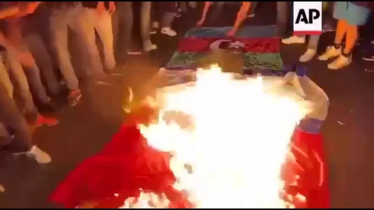Livanda Türkiyə, Azərbaycan və İsrail bayrağı yandırıldı - VİDEO