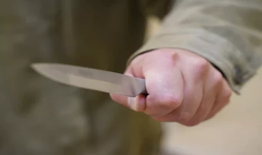 Ucarda 46 yaşlı kişi bıçaqlandı